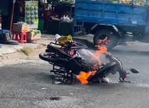 Xe máy bốc cháy khi vừa đến tiệm sửa xe