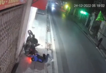 [Clip] Nam thanh niên cùng xe máy lộn santo vì vật cản ối dồi ôi này