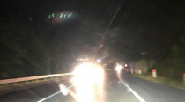 Đối diện với đèn pha ngược chiều của ô tô xe tải, ĐÁ ĐÈN đáp trả sẽ không an toàn
