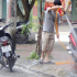 Cần dẹp việc rửa xe máy giữa lòng đường, làm khổ người đi xe máy